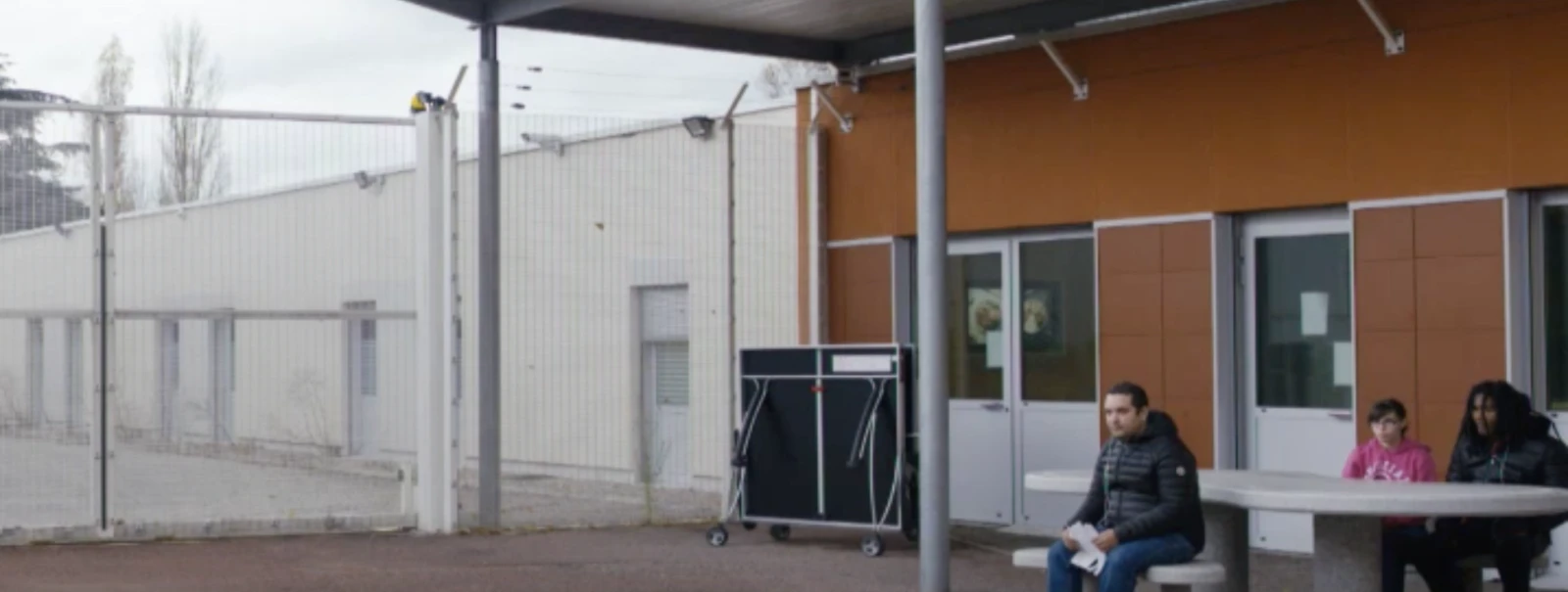 L’espace détente de ma maison d’enfermement 12 jours, Raymond Depardon, TV5 Monde – 2:13′