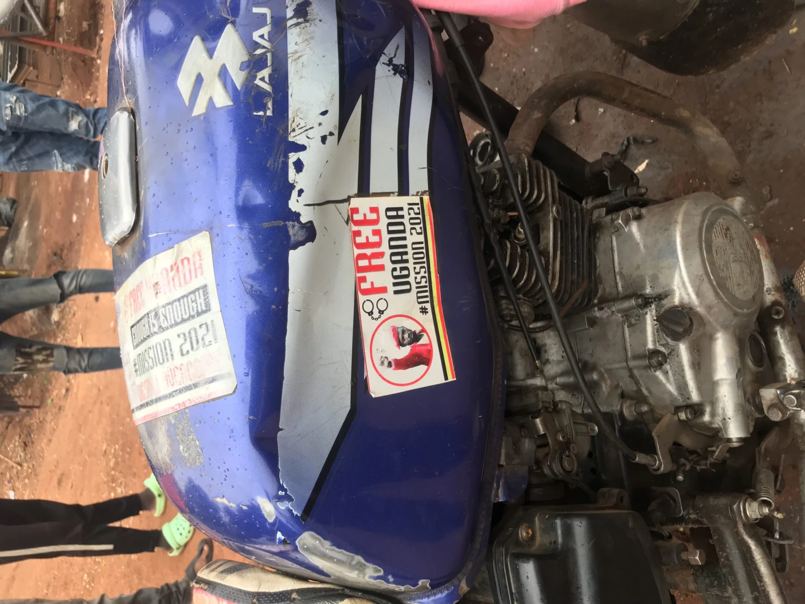 Les autocollants de la campagne du NUP sont partout.