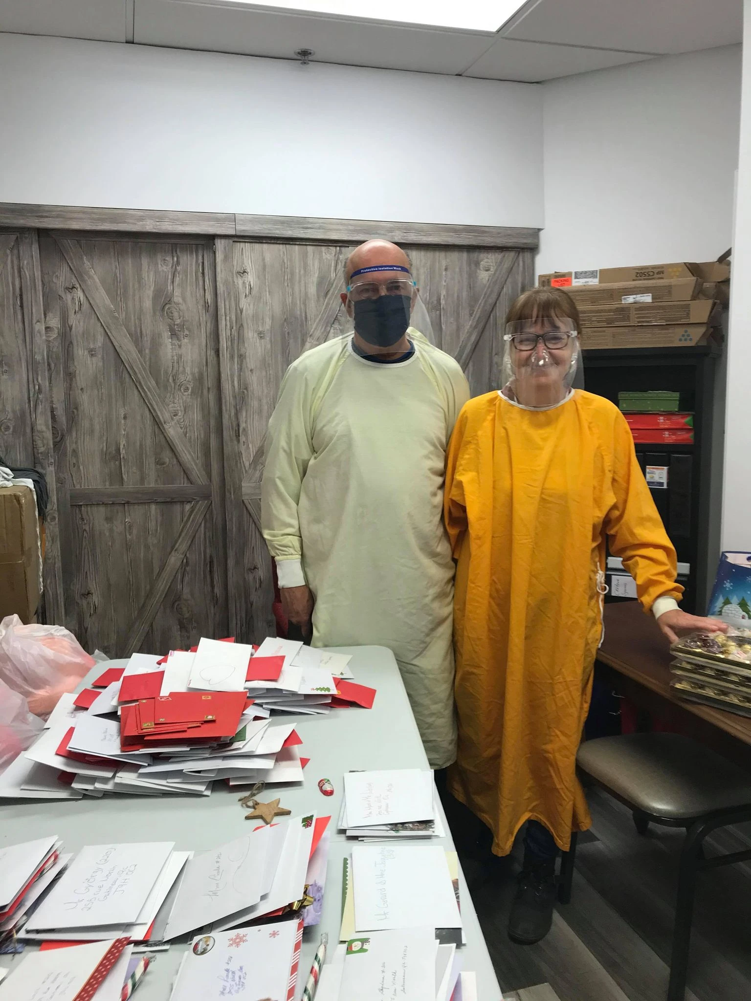 Sylvie la mère Noël et son mari Claude dans leur atelier avec une partie du courrier déjà reçu.