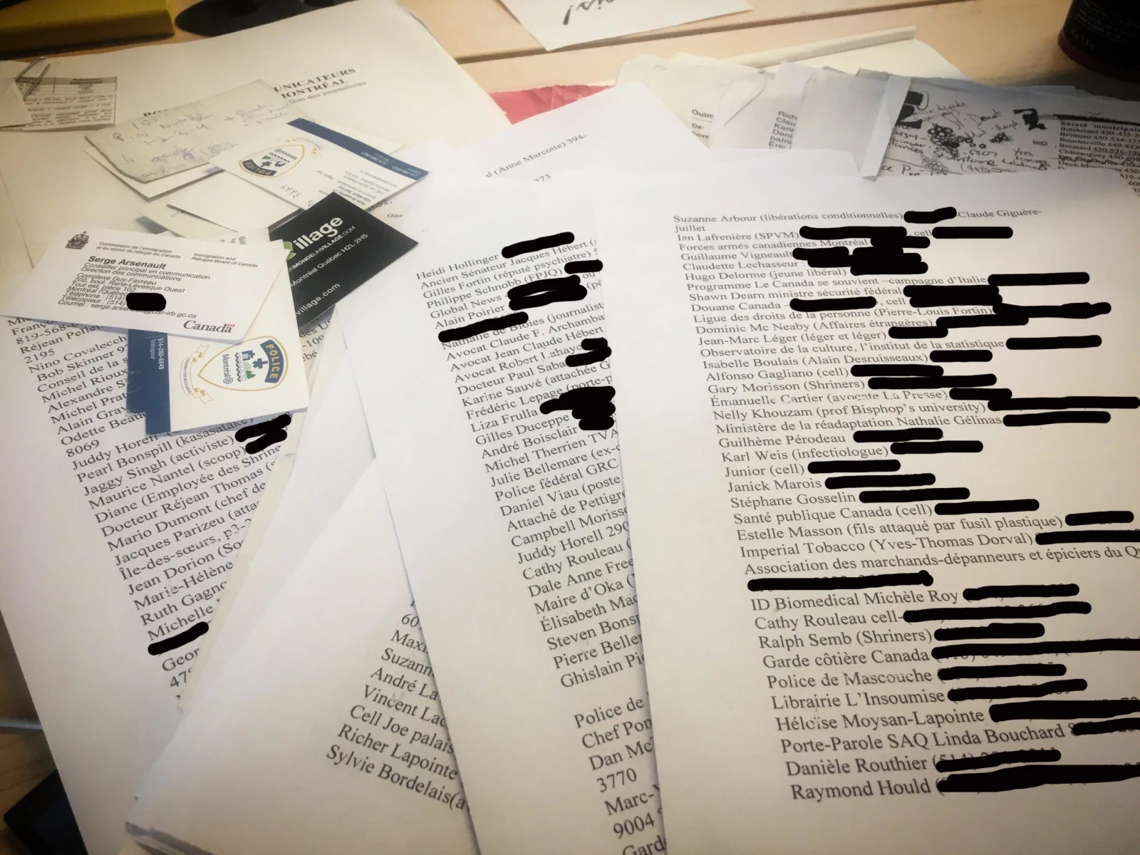 Comme je ne peux pas utiliser Internet pour contacter des gens pour le travail, j’ai retrouvé mon vieux classeur rouge rempli de vieilles sources, que j’ai trainé partout durant mes premières années de journalisme.