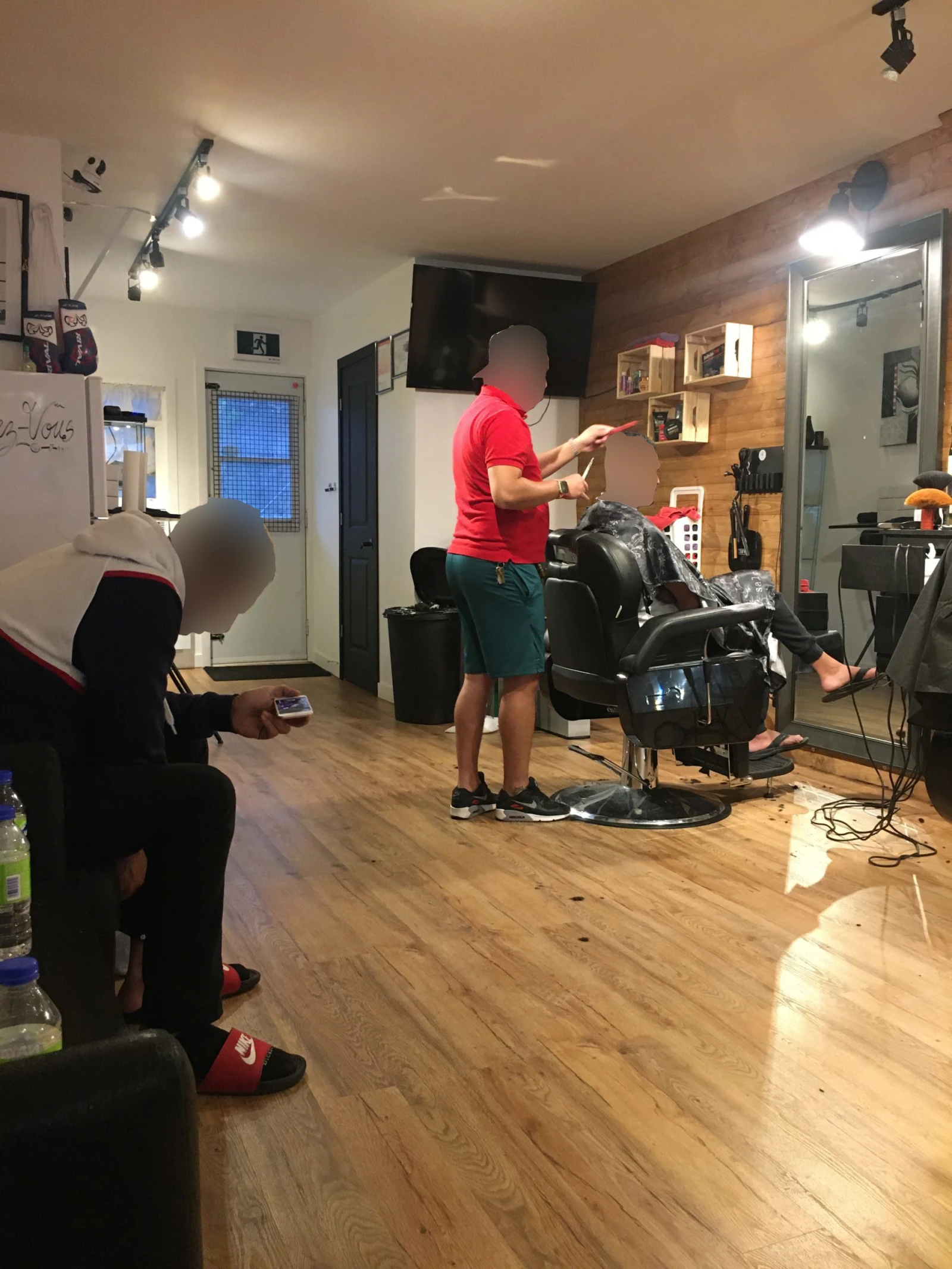 Nouvelle mission, nouveau look: je me rends chez le barbier du coin en soirée, où je dois me farcir au moins trente minutes dans la salle d’attente.