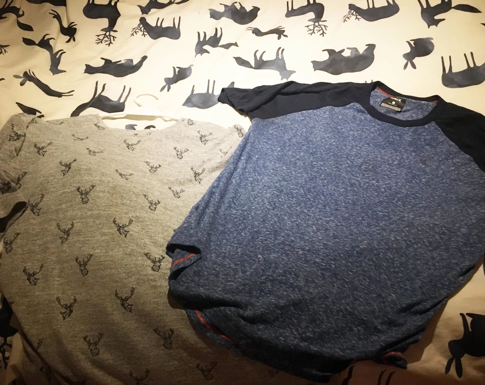 La vaisselle déborde du lavabo. Oui, lectorat, sache-le : nous sommes la seule famille nord-américaine à ne pas posséder de lave-vaisselle.   Pile, je me tape la vaisselle ; face, je la laisse à ma douce moitié, gnac gnac !   Merde. Damn you, hasard !   Après la vaisselle et le choix de mes vêtements (pile, l’émouvant gilet de daim ; face, le gaminet de l’Aubainerie), je me prépare à sortir.        Il pleut et on gèle. Pile, je prends le char ; face, mon vélo.   PUTAIN !    Je roule donc sous la pluie vers les shops Angus, où je rencontre une dame pour un reportage à venir. C’est bien beau, l’expérience hasard, mais j’ai un vrai job, aussi.   DUHAIME ET TROTTINETTE La dame n’est pas arrivée. Je sors mon Ziploc pour piocher — au hasard, bien sûr — une première mission : « Appeler Éric Duhaime et lui dire que sa dernière chronique m’a fait réfléchir ». Ça commence raide.        Pour ceux qui ne le savent pas, l’arrivée de Duhaime comme chroniqueur à URBANIA a fait couler beaucoup d’encre, et une partie de l’équipe ne l’a pas encore digérée.   Mais bon, pas de problème : j’ai même apprécié sa dernière sur l’« Halloween Gate ». Dieu me jugera. Je m’exécute (oui, j’ai son numéro de tel).   — Yo, Éric : bravo, ta dernière chronique m’a fait réfléchir. Sinon, t’écris sur quoi, cette semaine ?    — Le gars du McDo congédié pour avoir couché avec quelqu’un de l’entreprise.   — O.K., bye !   La dame est arrivée. Vous croyez à ça, le hasard, vous, Madame ? Oui, répond-elle, parce qu’il existe des journées spéciales où des choses à première vue inexplicables surviennent.   Avant de partir, je lui demande de piger ma prochaine mission : « Va faire un tour de trottinette au coin de Peel et de Sainte-Catherine ».   Facile, moi qui manipule en plus la trottinette Lime comme Obi-Wan Kenobi manipule les stormtroopers nonos. Seul hic : la longue ride de vélo pour me rendre au centre-ville sous un désagréable crachin.   HASARD 0 — INDIFFÉRENCE 1 Après avoir trottiné sans casque (comme 100 % des usagers), j’entreprends de demander à des passants de piocher ma prochaine mission. Pas évident ! Dès que j’aborde quelqu’un sur le trottoir, il m’évite, comme si j’étais un film d’auteur dans un Cinéma Guzzo. « Désolée, j’ai une rencontre », baragouine une passante en pressant le pas. À sa défense, j’ai l’air un brin creepy avec mon Ziploc de Kylo Ren.   Au moment où j’allais abandonner en beuglant « whyyy ? » à genoux sur le trottoir, Benoit s’immobilise. Comme il vient de France, il cherchait probablement le Montréal souterrain. « Ton job, tes potes, tes amours : tout ça, c’est un peu le fruit du hasard, non ? » philosophe le jeune homme en piochant dans mon sac. « Va demander à la première personne que tu croises son plus beau souvenir », dit le bout de papier.   La première personne que je croise est une dame d’un certain âge, à l’angle Sainte-Catherine et Stanley. « Ça ne sera pas moi », me répond-elle sèchement pendant que j’essaye de lui expliquer ma démarche.   Pfffff. Vieille bique.   Yassine, la deuxième personne que je croise, accepte de se prêter au jeu. « Mon plus beau souvenir est la fois où je suis venu au Canada, il y a sept ans ! » lance tout de go ce Marocain d’origine avant de piocher ma prochaine consigne : « Postule pour un job dans un commerce ».   Pénurie de main-d’œuvre oblige, les affiches « Nous embauchons » pullulent, et j’ai — par hasard — des CV dans mon sac pour un autre reportage.   J’ai besoin d’un café, aussi. Pile, un latté du Starbucks ; face, un liquide tiède du Tim Hortons. Pile encore, yes  !   J’entre donc au Second Cup juste en face. « Bonjour-hi ! » m’accueille de manière antigouvernementale l’employée au comptoir, qui va aussitôt chercher la gérante. Celle-ci est déjà en formation avec une nouvelle et me demande d’écrire mes disponibilités sur mon CV. « Je vais certainement t’appeler cet après-midi », m’assure-t-elle.   Je sors et poursuis ma route vers l’inconnu. Je passe devant une succursale de la Société québécoise du cannabis (SQDC). Pile, j’arrête ; face, je passe mon chemin. C’est pile — juré, craché sur la tête de mes enfants.   Toutes ces emplettes m’ont bien sûr ouvert l’appétit.   J’ai besoin d’un café, aussi. Pile, un latté du Starbucks ; face, un liquide tiède du Tim Hortons. Pile encore, yes  !   J’ai traîné mon lunch, aussi. Pile, je le mange ; face, je m’offre du resto. Le lunch a gagné, hélas !   Je pige à nouveau : « Fais un hug à la personne à ta droite ».   Je toise une dame d’un certain âge, plongée dans sa bulle. Je refuse ma mission pour la première fois, de peur de manger un coup de sacoche.   10 $ DE TAXI DANS LE SUD, SVP Je replonge la main dans mon Ziploc : « Prends un taxi et demande-lui de t’amener où il veut pour 10 $ ». Un hommage à Ding et Dong, le film, sans doute.    Le chauffeur de taxi ne comprend pas trop ce qui se passe, mais il en a long à dire sur le hasard. « Pour moi, c’est tomber sur un ami sans le chercher, qui était dans ma mémoire le matin même. C’est une chance qui vient toute seule, qui vient de Dieu », analyse Pierre, qui refuse de me larguer n’importe où lorsque son meter affiche 10 $. En bon samaritain, il me conduit à mon vélo, verrouillé près de la Grande Bibliothèque.   La pluie reprend de plus belle. Pile, je garde mon vélo ; face, je retourne chez moi l’échanger contre ma voiture.   Pile (encore). Fuck.   Dans ce cas, je pioche une nouvelle mission : « Va jouer 5 $ dans les machines de loterie vidéo ». Pourquoi pas ? Au moins, je serai au sec, et je sais où aller.      Je roule jusqu’au Monaco de la rue Masson, où le staff est vêtu façon croupier. Les appareils sont quasiment tous occupés, même si on est en plein milieu de l’après-midi.   — Crois-tu au hasard, toi, voisine ?    — Non, pas vraiment , marmonne-t-elle.   Trois minutes plus tard, la machine a bouffé ma maigre mise.   LE DIRE AVEC DES FLEURS Je commence à être écœuré de geler et je pourrais tordre mes vêtements tellement je suis trempé. Pile, je garde mon vélo ; face, je vais chercher mon auto. Face, enfin !   Je pédale jusque chez moi et je me change. Enfin au sec !   Ravigoté, je pige un autre défi, et non le moindre : « Va acheter un bouquet de fleurs et donne-le à la première personne que tu croises ».        « Ton bouquet le moins cher, s’il te plaît », que je demande à la fleuriste. J’en n’achète même pas à ma blonde (sauf quand je reviens d’un « congrès », arr ! arr ! arr !), alors pas question de réhypothéquer ma maison pour une inconnue.   Surtout que la principale intéressée semble se demander c’est quoi, l’embrouille, quand je lui tends mon minibouquet de fleurs ordinaires. Est-ce que tu crois au hasard, toi, mystérieuse inconnue ? « Plus ou moins », répond-elle.        Avant de disparaître de ma vie aussi vite qu’elle est apparue, elle pioche ma prochaine tâche : « Compose un numéro au hasard et demande à parler à Justin Trudeau ».   Ça, c’est drôle. Je dégaine mon cellulaire : 514 622-XXXX.   — Oui, allô ?   — Oui, Justin Trudeau, s’il vous plaît ?    — Pardon ?   — Justin Trudeau ? Il est pas là ?!?   — Non, mauvais numéro, résume mon interlocuteur dans un éclat de rire.   J’ai apprécié le moment; merci, hasard !   MOINS DE DÉCISIONS, PLUS D’IMPRÉVUS Ma conjointe n’est pas dupe. Elle me répond « dommage que je sache que ta journée est dédiée au hasard » quelques heures après avoir pioché la mission suivante : « Écris à ta copine que tu l’aimes et que tu t’ennuies ».   L’après-midi tire à sa fin. Désormais esclave de l’imprévu, j’entre au hasard dans un salon de coiffure de la rue Masson en quête d’un nouveau look. « Fais ce que tu veux », que je dis à Laura, la coiffeuse, qui me raconte la meilleure anecdote de hasard de la journée : sa rencontre avec son copain, il y a deux ans, dans un bar de Montréal. Là où ça devient intéressant, c’est que les tourtereaux ont grandi dans deux villages voisins de France sans jamais se rencontrer. « Je me dis que c’est dingue d’être allés au bout du monde pour se rencontrer. On était destinés », croit Laura.   On devrait tous prendre un break de décisions une fois par année et s’en remettre à pile ou face pour une journée complète.   En rentrant chez moi, je repense à cette journée faite d’imprévus, et j’avoue avoir aimé ça. Mes missions étaient peut-être niaiseuses, mais elles m’ont permis de jaser avec Benoit, Yassine, Pierre et Laura, et même de donner des fleurs à une inconnue. On devrait tous prendre un break de décisions une fois par année et s’en remettre à pile ou face pour une journée complète.   Soudain, mon téléphone sonne. La gérante du Second Cup me convoque pour un training demain matin.   Pile, je deviens barista ; face, je demeure journaliste.