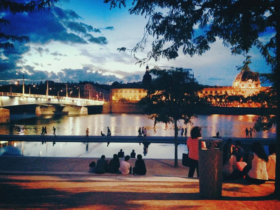Boire sur les quais du Rhône ou de la Saône. Comme un-e vrai-e Lyonnais-se! À l’image d’un cliché français, les nombreux quais se transforment au coucher du soleil en apéros géants et fantasques. Mais passé le coucher du soleil instagramable, le party lève et les gens deviennent fous, ils sautent dans les fontaines, se rendent soudainement sociables et lorsque vous rentrerez chez vous après 4h du matin c’est pas mal sûr que vous aurez 5 nouveaux amis sur Facebook. Seul bémol: il n’y a pas de toilettes sur les quais. Faudra faire pipi entre deux autos. (Ce n’est pas parce qu’on a une belle vue qu’on abandonne notre côté trash, hin). Au début de l’apéro, tout est beau. À la fin du party, c’est moins pittoresque, mettons… Crédit : Paolo Nardiello    Spotter les «célébrités» du coin. L’autre activité des quais divertissante reste tout de même d’attendre le passage de Jean-Pierre, le coureur des berges du Rhône. Jean-Pierre est une légende dans le paysage citadin. Il court très vite pour son âge avancé et se fait applaudir à chaque passage, été comme hiver d’ailleurs. C’est un peu notre Céline à nous, sauf qu’il n’est pas connu ailleurs. Les Lyonnais lui vouent un amour inconditionnel et il a même déjà eu une fanpage Facebook avec plus de 30K abonnés. Crédit : Joris Couronnet Apparemment l’humoriste Florence Foresti et le réalisateur-acteur Alexandre Astier (Kaamelott) sont aussi originaires de Lyon, mais laissez-faire, je ne les ai jamais vu…