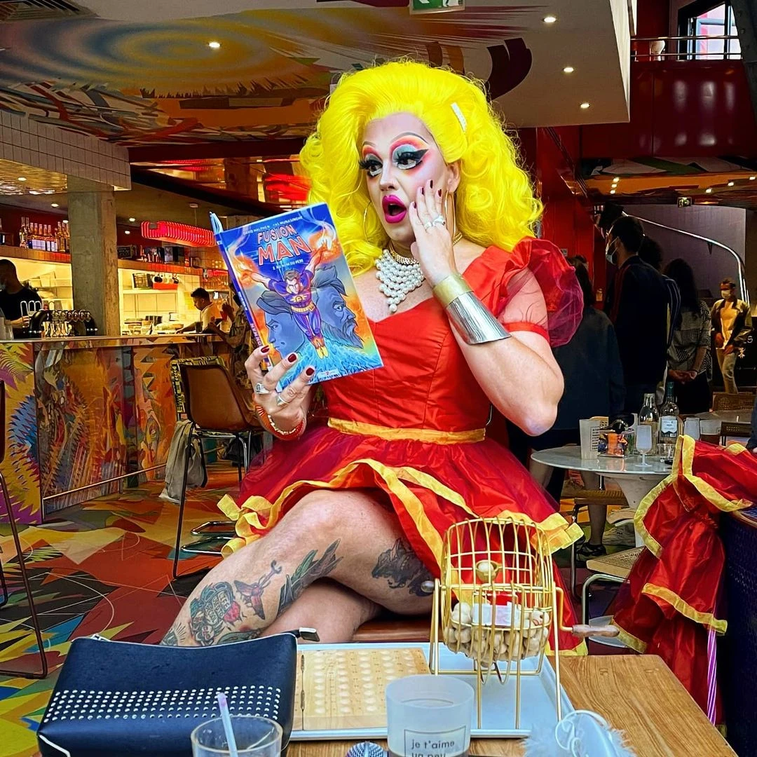 Minima découvre les aventures de Fusion Man, super-héro LGBT français.