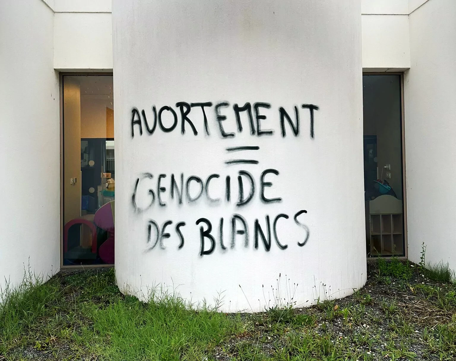 La Maison de la petite enfance Simone Veil a été la cible de tags anti-IVG et racistes à Mérignac.