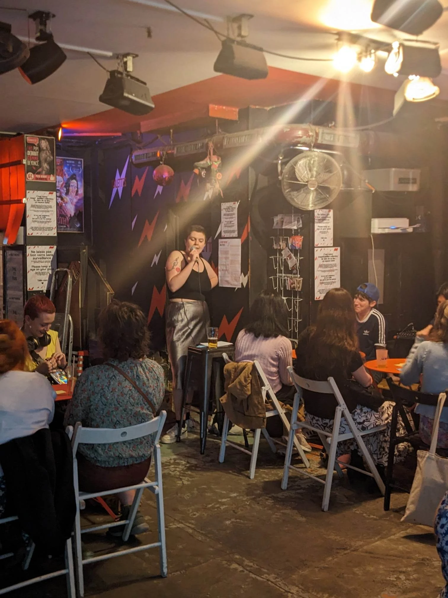 Avery explique le déroulement de l’événement.