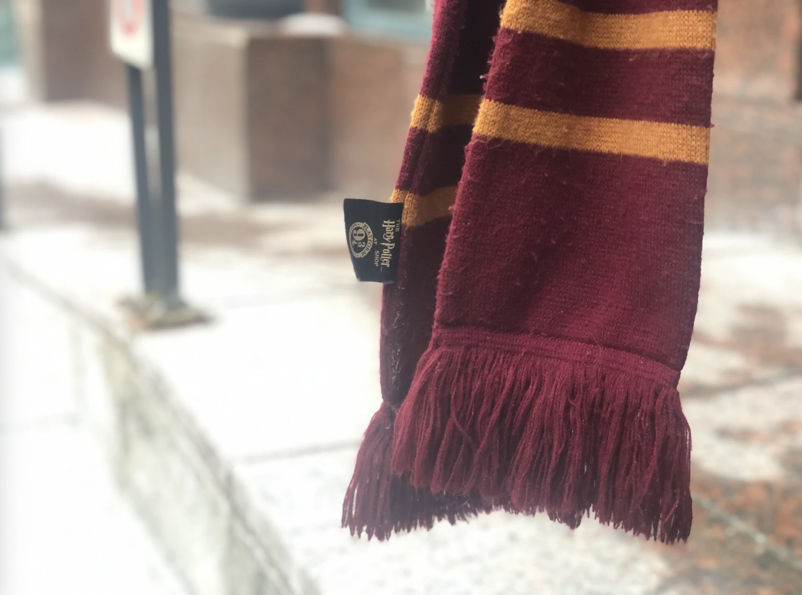 Moment de méditation pour une écharpe Harry Potter suspendue à une barrière.