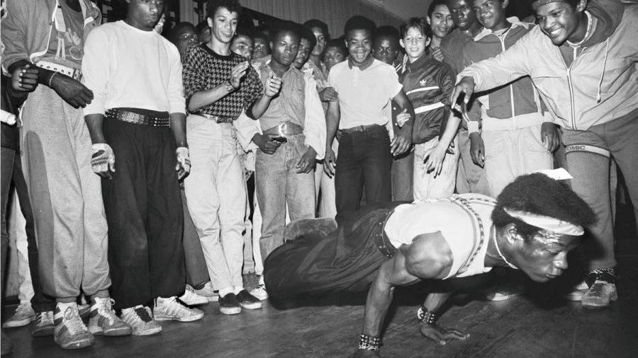 Des danseurs à la Grange aux Belles à Paris en 1984. Crédit : Sophie Bramly