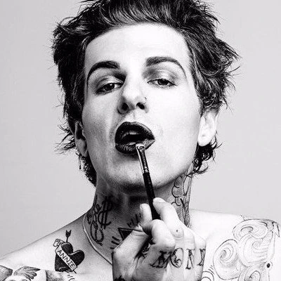 Jesse Rutherford qui met du rouge à lèvre pour l’album photo &amp;, un livre qui explore la fluidité des genres