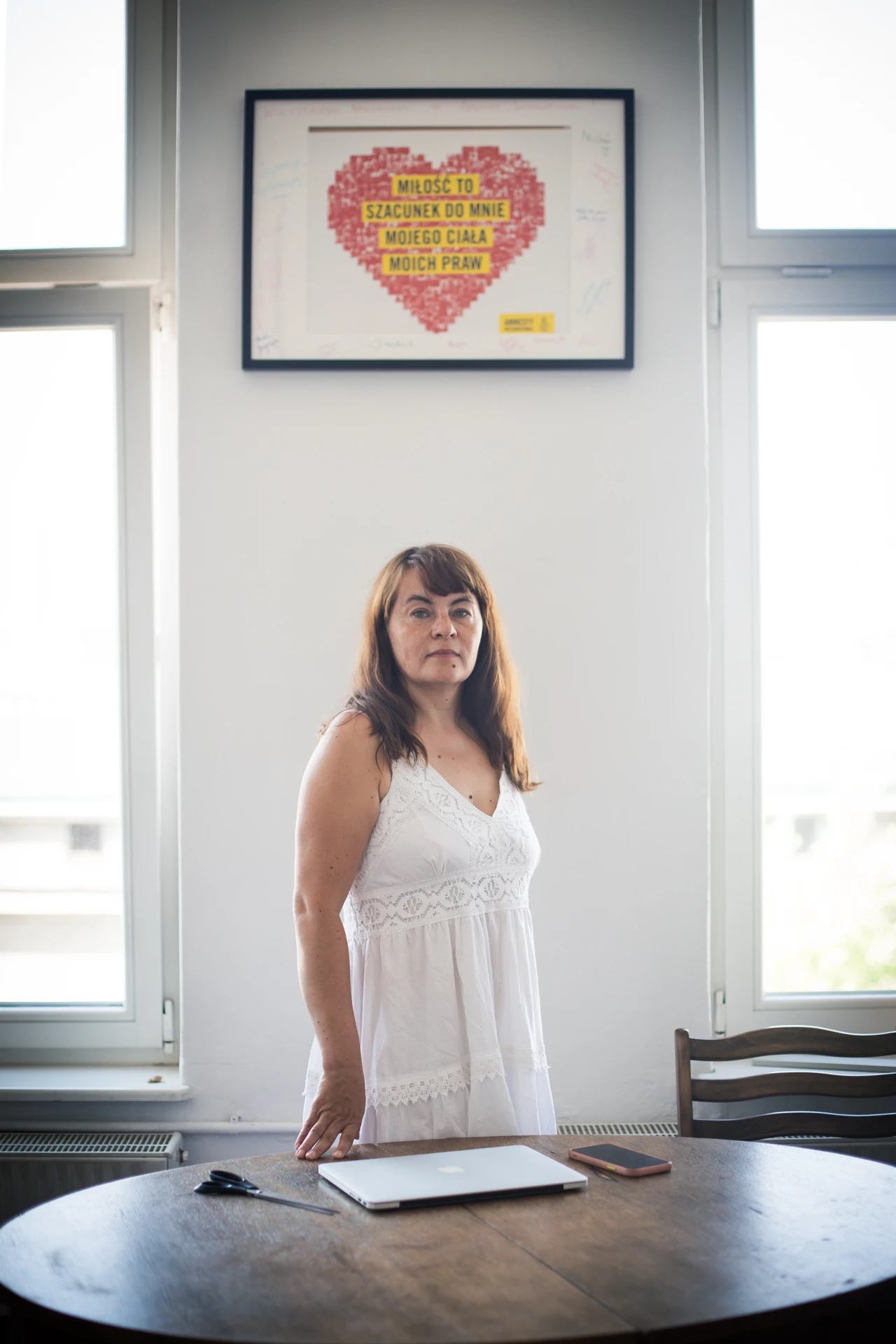 Justyna Wydrzyńska, militante pour l’avortement et poursuivie par la justice polonaise. Ici posant dans les locaux de son collectif Aborcyjny Dream Team (ADT).