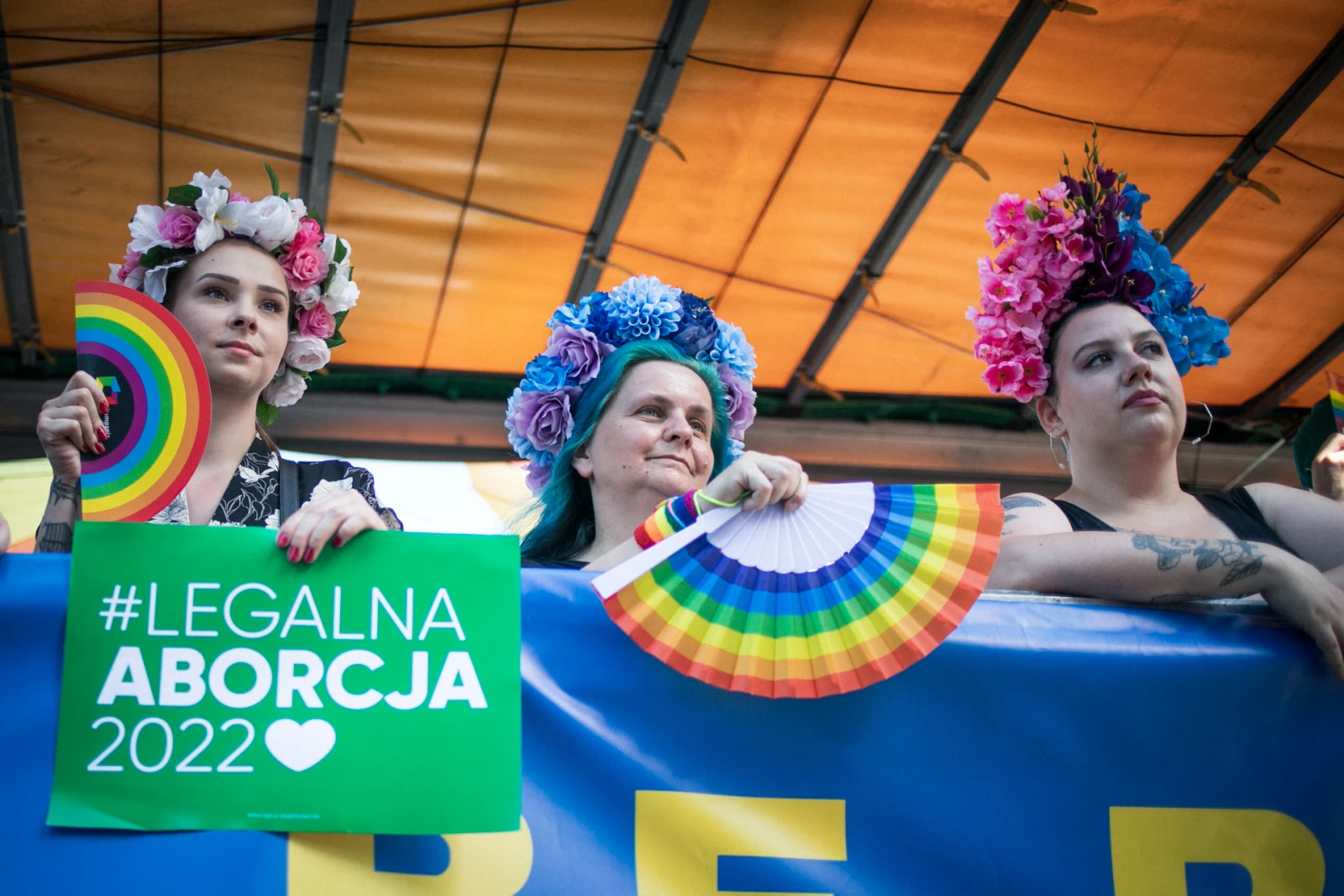 La Warsaw Pride, le 25 juin, dans le centre de Varsovie, avec ici une personne dans un des chars de la Pride montrant une pancarte pro-avortement où il est écrit : « avortement légal en 2022 ».