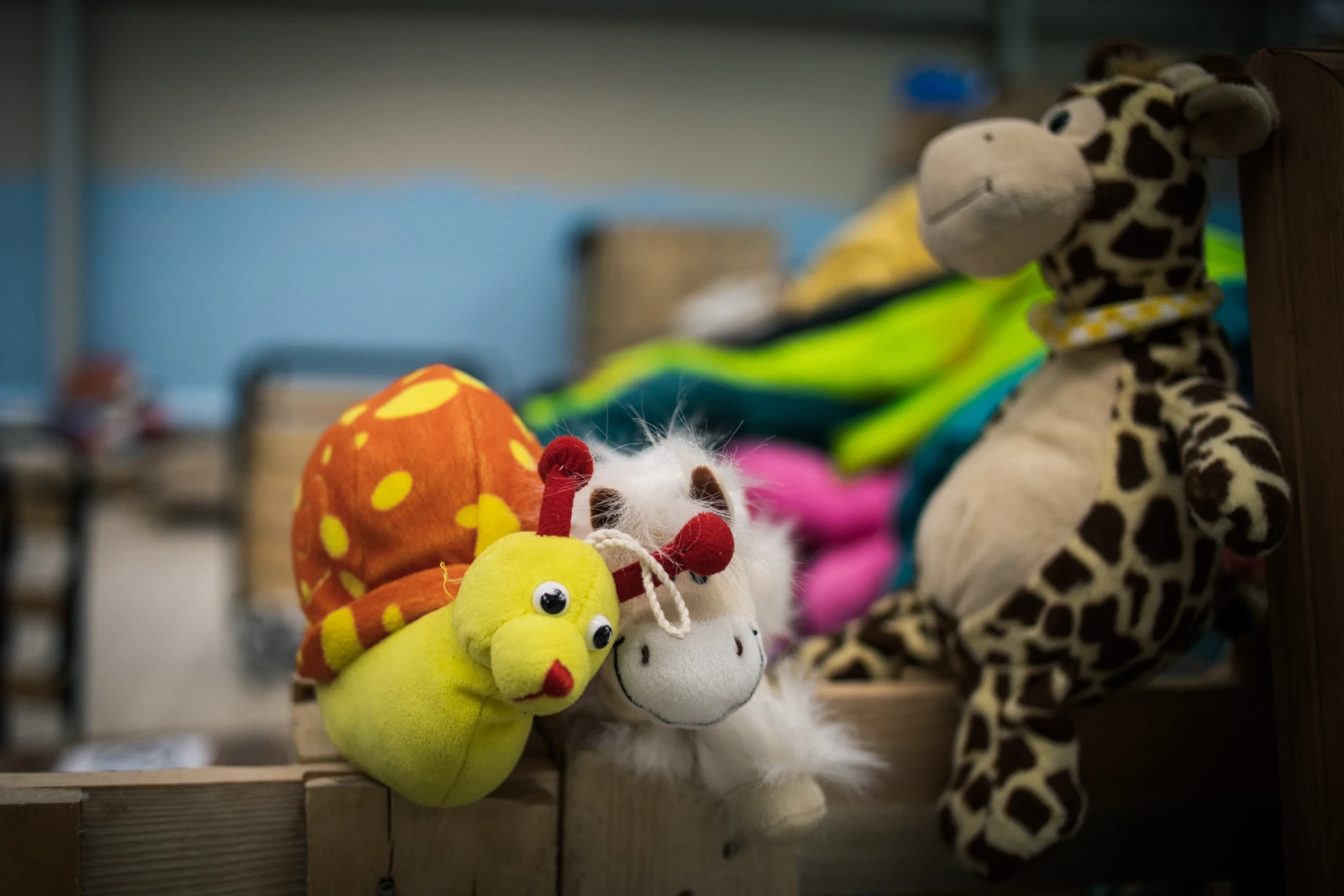 Des jouets laissés à disposition des enfants dans le refuge Tesco.