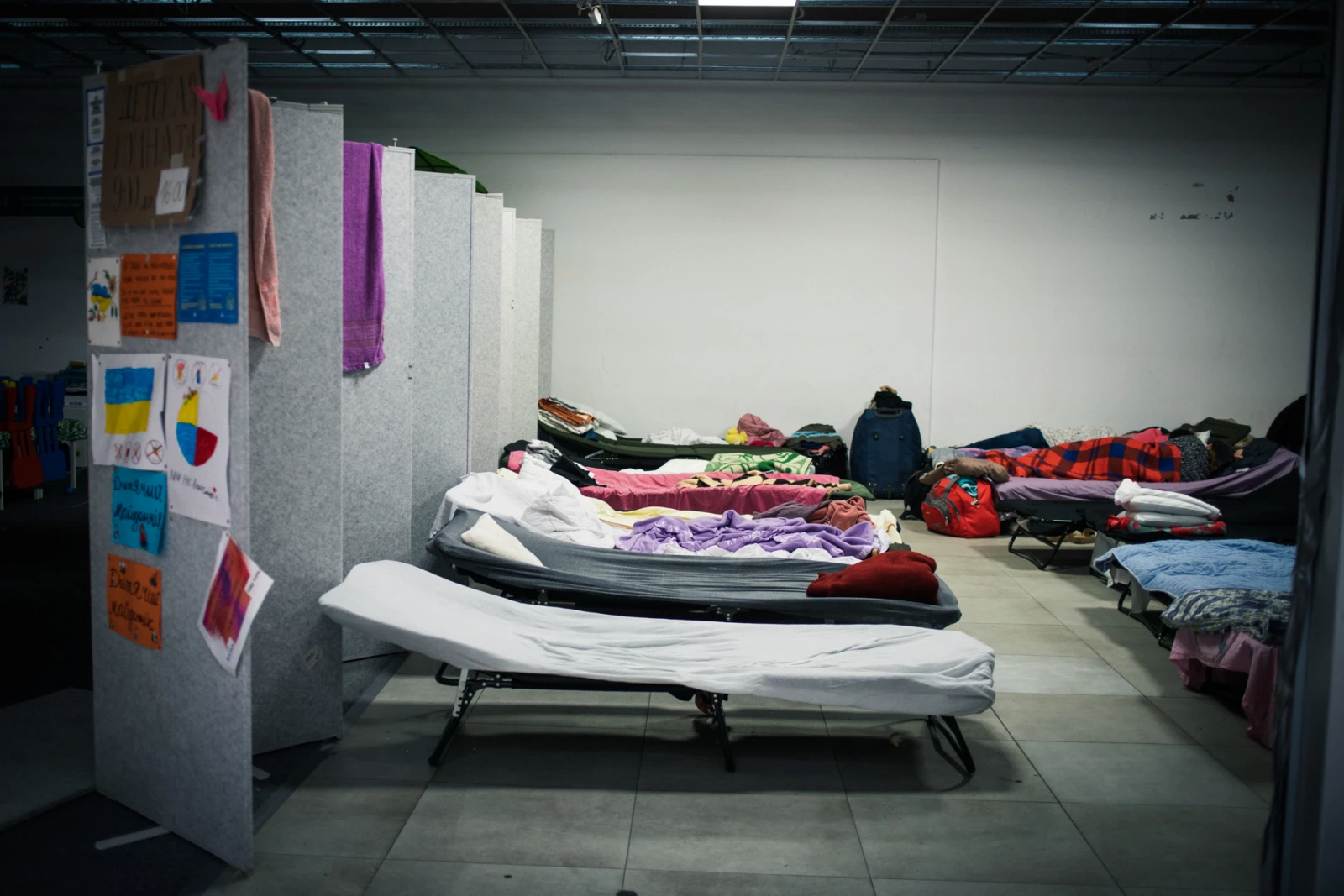 Des lits d’appoint installés dans le refuge Tesco.