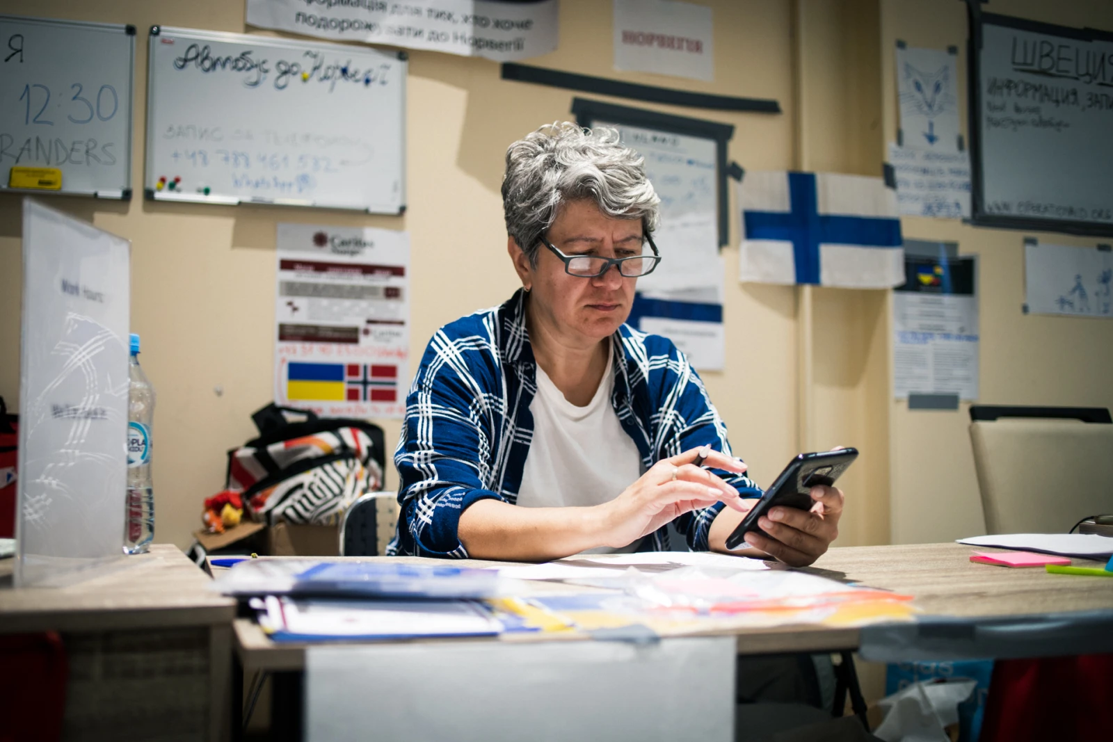 Une bénévole qui accompagne les réfugié.e.s à évacuer au Danemark.