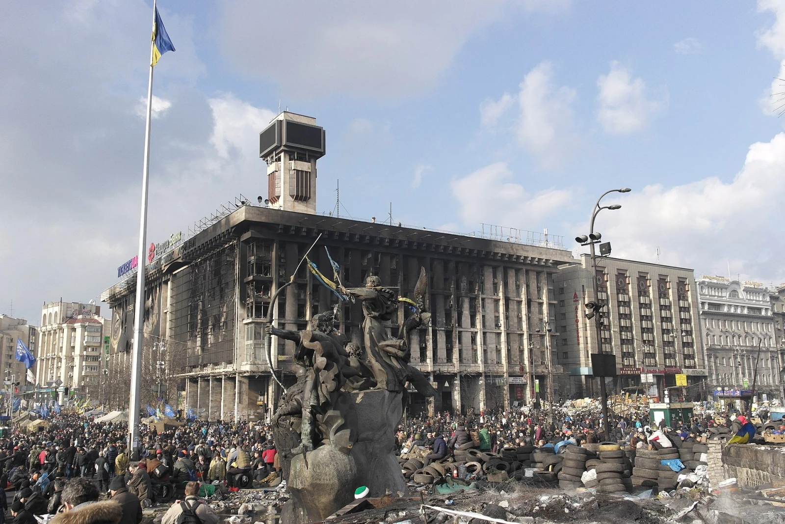 La place de l’Indépendance (Kiev) après un assaut des forces de sécurité lors d’Euromaïdan (février 2014). Source : Wikipedia
