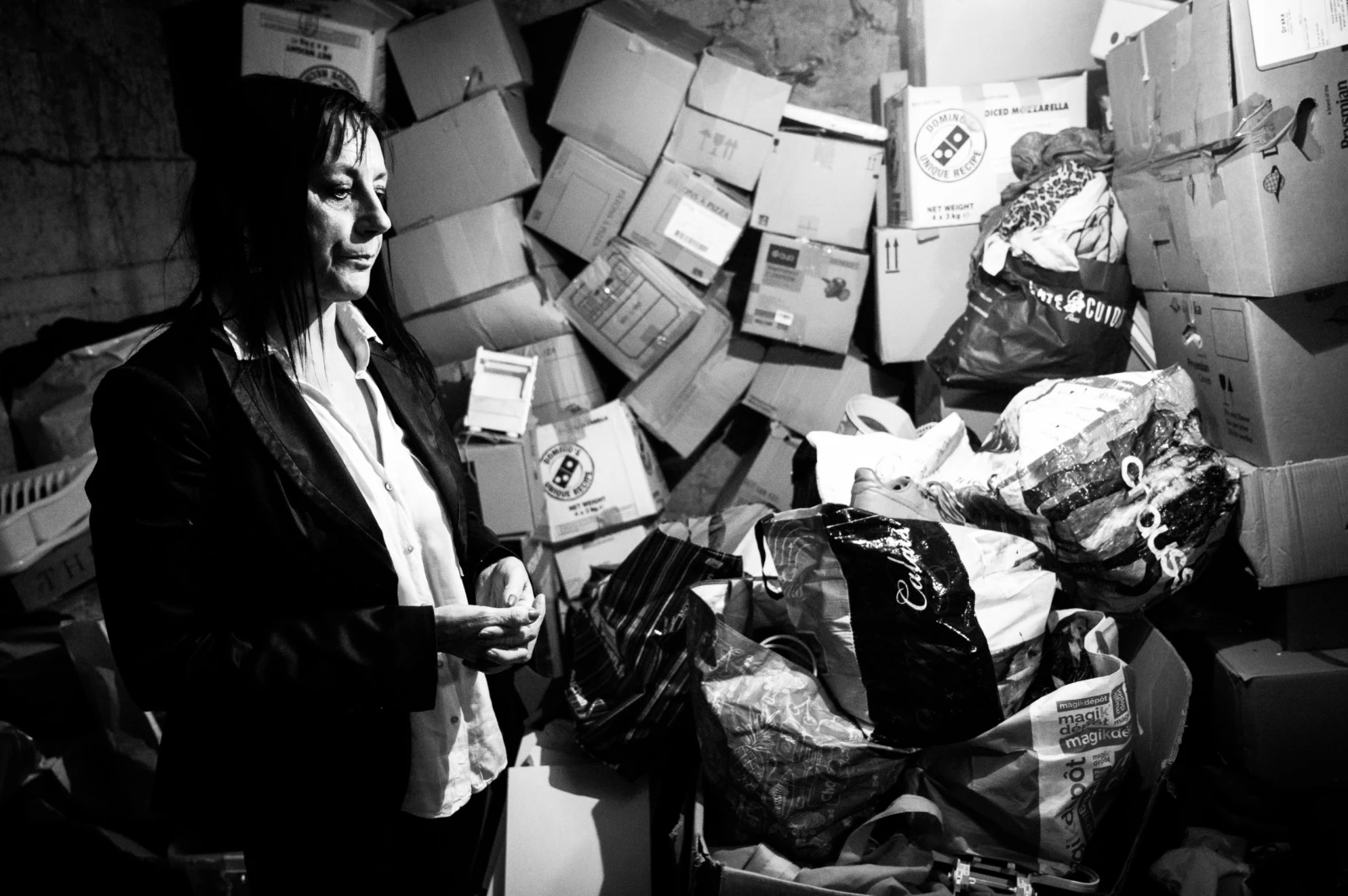 Sylvia nous présente sa cave où sont entreposés ses futurs dons, un “bordel” dans lequel elle s’y retrouve.