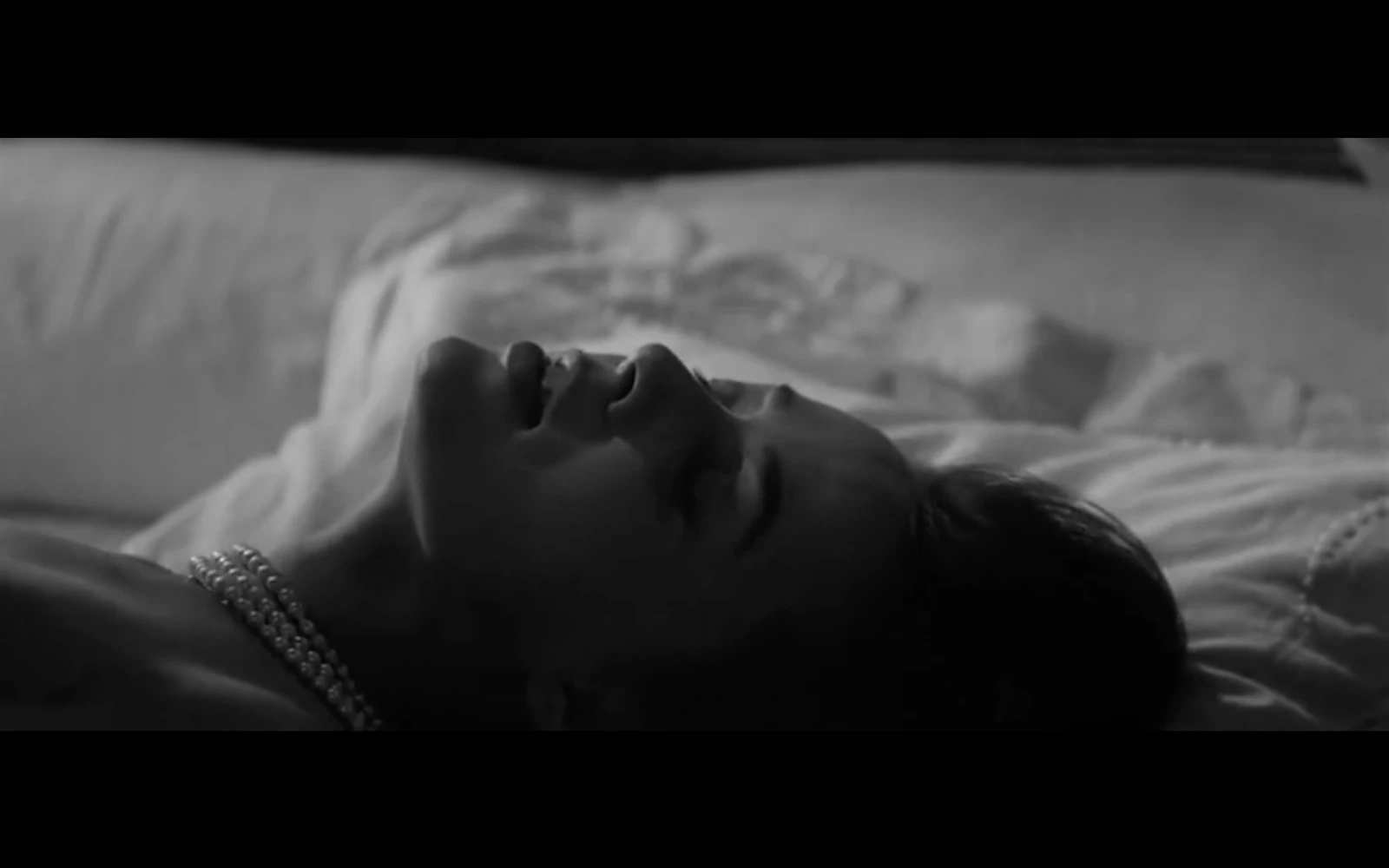 Dans Les Amants, on retrouve le collier de perles aperçu dans Extase.