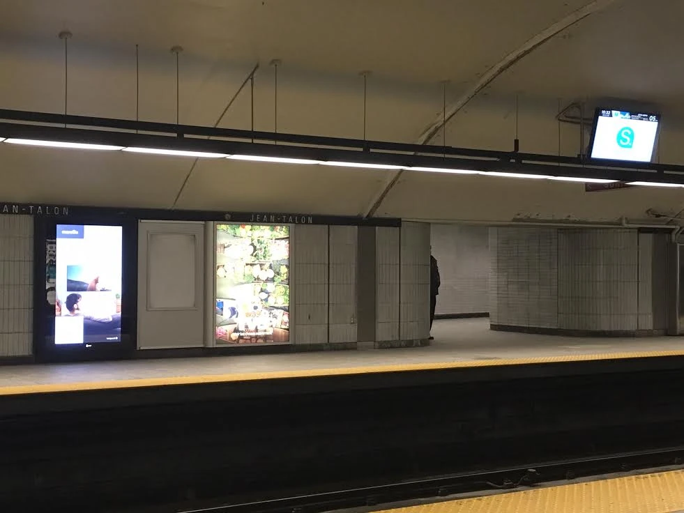 Difficile d’échapper complètement aux écrans par contre: juste en attendant au métro Jean-Talon, on en a plusieurs dans la face.