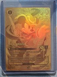 Les champions du tout premier tournoi Lorcana de Disney ont reçu la carte « Gold Mickey — Brave Little Tailor », dont le tirage sera limité à 500 exemplaires et dont la valeur est estimée à plus de 25 000 $US.