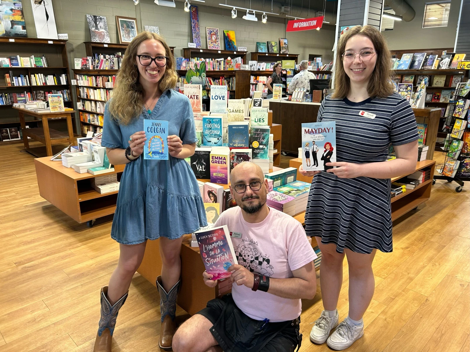Le libraire Anthony Ozorai entouré de ses collègues à la Librairie Poirier. – Photo fournie