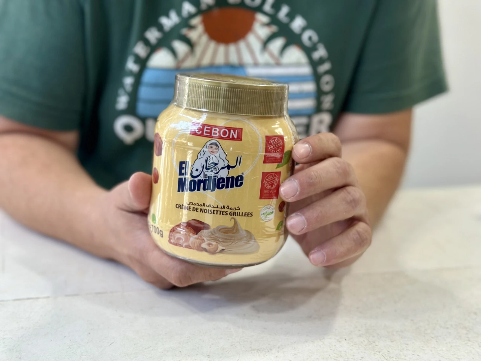 En moyenne, 500 pots sont écoulés chaque jour selon Ahsene, le gérant du commerce.