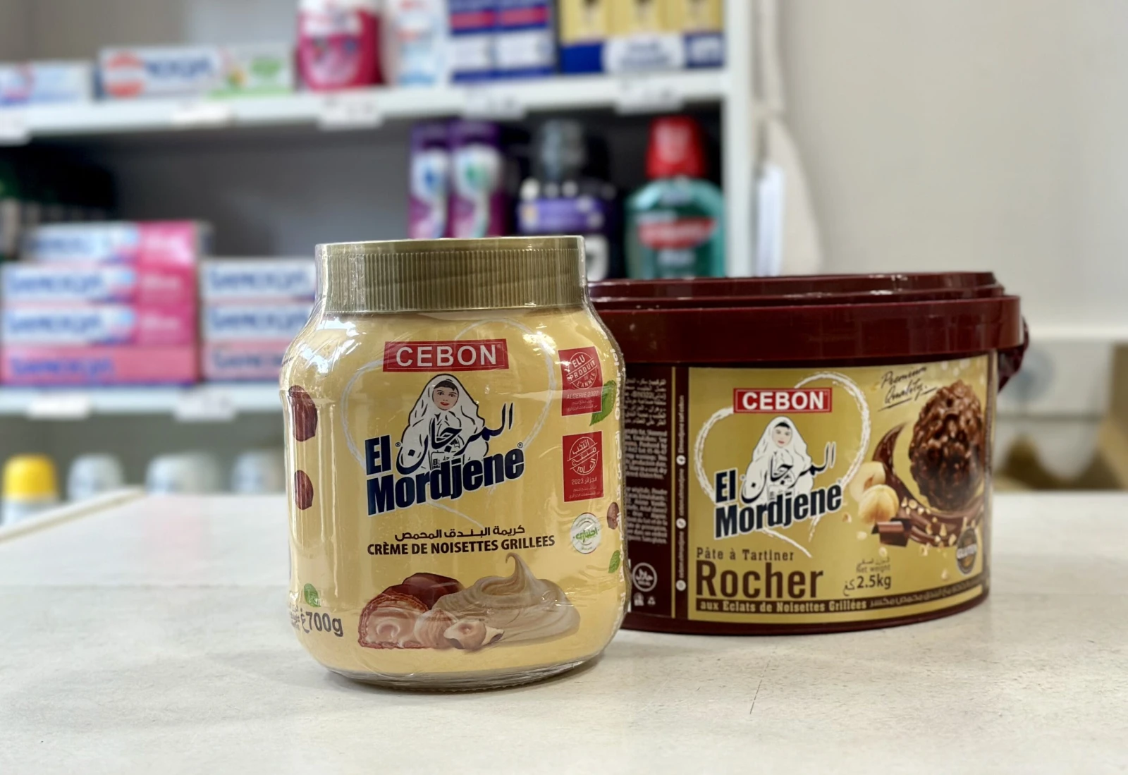 « Vous voulez un scoop? », demande Ahsene avant de poser le large saut de pâte à tartiner El Mordjene « Rocher » qui sera prochainement mis en vente.