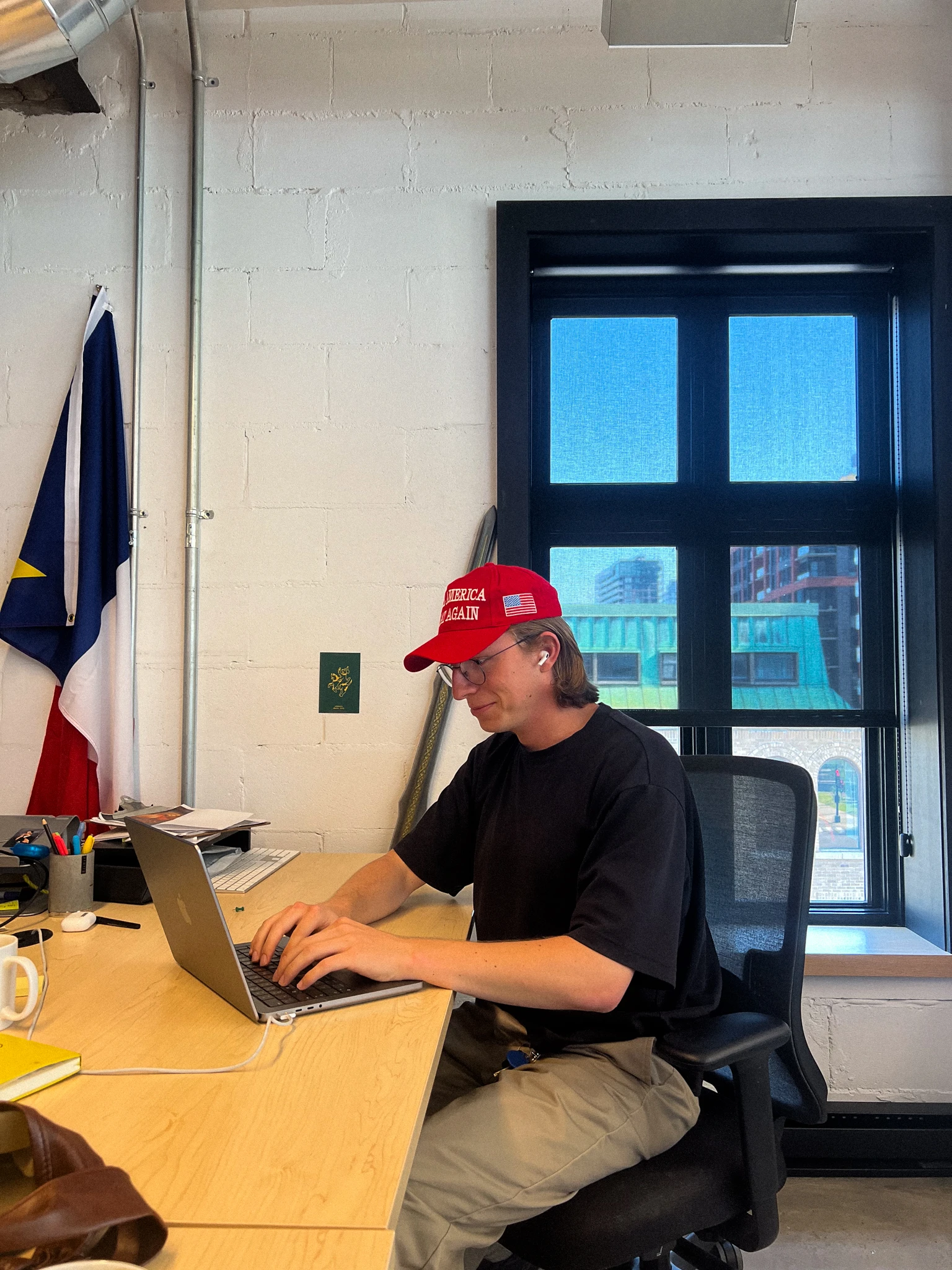 « C’est drôle, parce que quand tu m’as contacté, je me suis dit : ‘‘C’est un journaliste de URBANIA. Il doit porter des vêtements amples, avec un pull beige et des runnings.’’ Je regarde ton style et je trouve que ça clash », m’explique Thierry Giasson, directeur et chercheur principal du groupe de recherche en communication politique à l’Université Laval. « Ce n’est pas nécessairement le look des personnes qui portent des casquettes MAGA. Il y a des archétypes sociaux qui adhèrent à cette lecture du projet américain et j’ai l’impression que tu ne cadres pas à ces idéaux-là. »