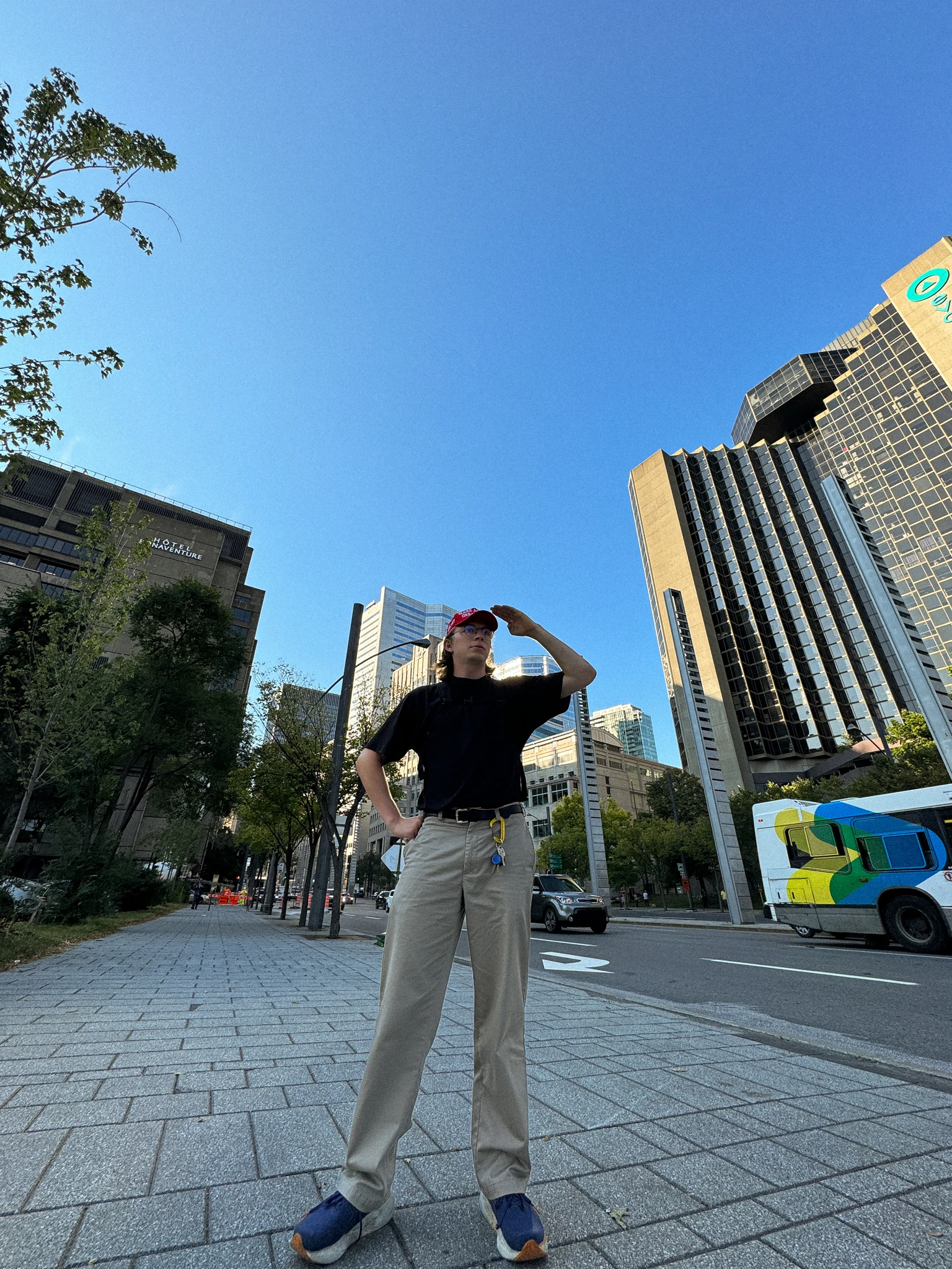 Le centre-ville bouillonne. Hommes et femmes d’affaires, touristes et étudiants de McGill défilent. Les dévisagements commencent. Un homme, dans la soixantaine, me scanne de haut en bas avant d’enchaîner avec un hochement de tête désapprobateur. Un couple détourne le regard pendant qu’une femme s’assure de tenir le plus long eye contact de l’histoire avec moi. Tout ça est très dur, pour moi, qui a un éternel besoin d’amour. Un taxi prend un virage sec, mais freine légèrement pour s’assurer qu’il ne rêve pas. Un trumpiste hipster au centre-ville de Montréal ? Eh oui.