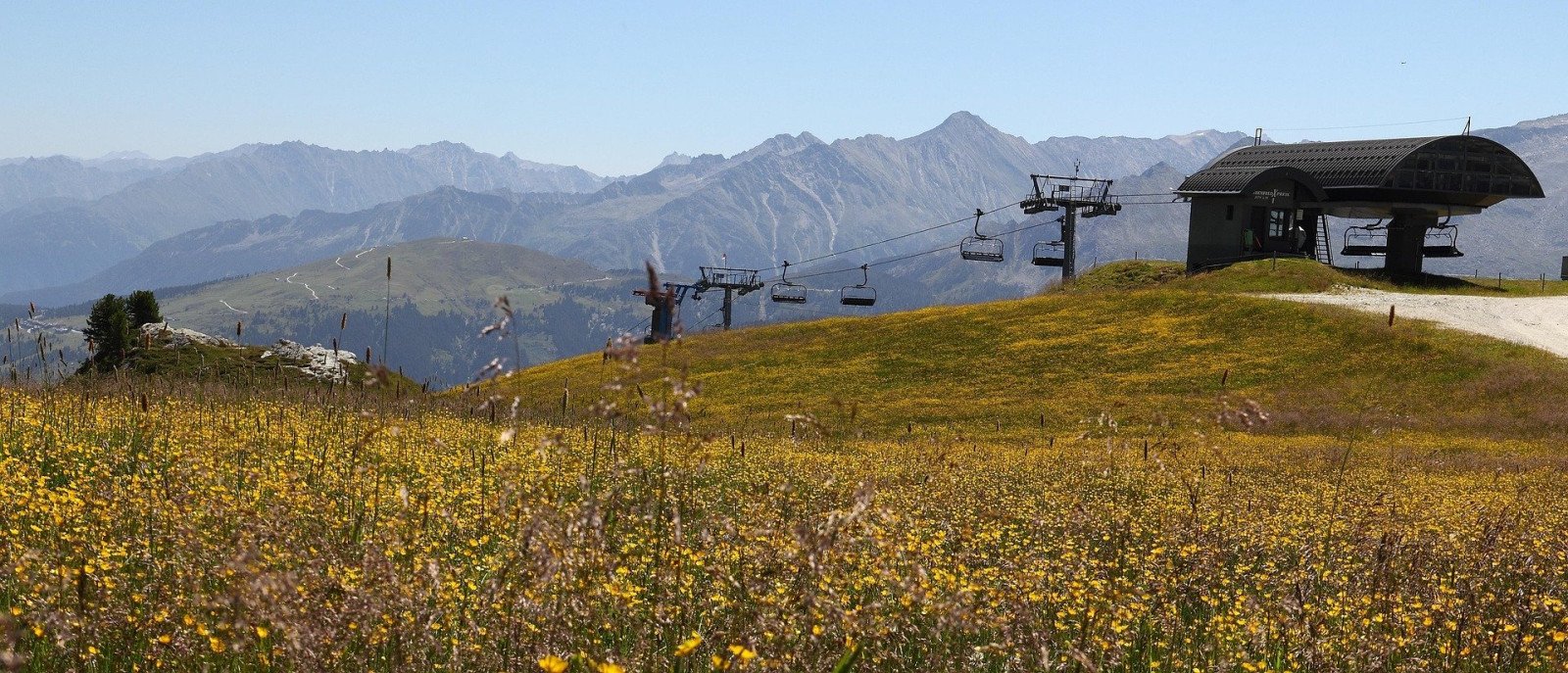 Les transports utilisés par les touristes représenteraient 52 % des émissions totales de CO2 liées aux sports d’hiver, tandis que l’alimentation des stations représenterait seulement 8 %. Et on ne parle pas d’une soirée fondue.