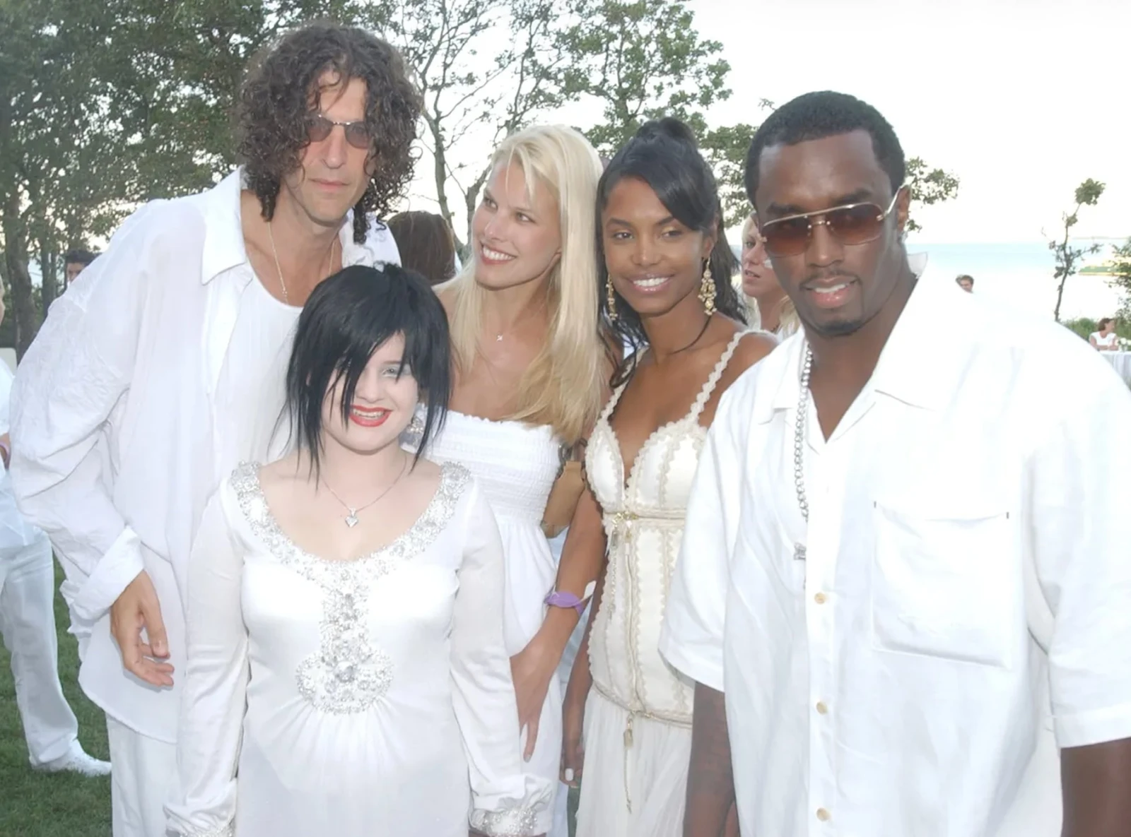 Howard Stern, Kelly Osbourne et I don’t know her en compagnie de Kim Porter, la baby mama de Diddy morte dans des circonstances louches, et le démon en personne.