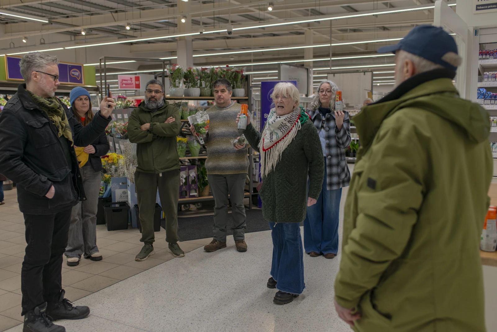 Des membres de BDS Belfast se rendent dans des supermarchés pour retirer des rayons des produits fabriqués en Israel, et partagent ensuite les informations sur ces produits avec les clients des magasins. Belfast, 25 janvier 2026. ©SégolèneRagu