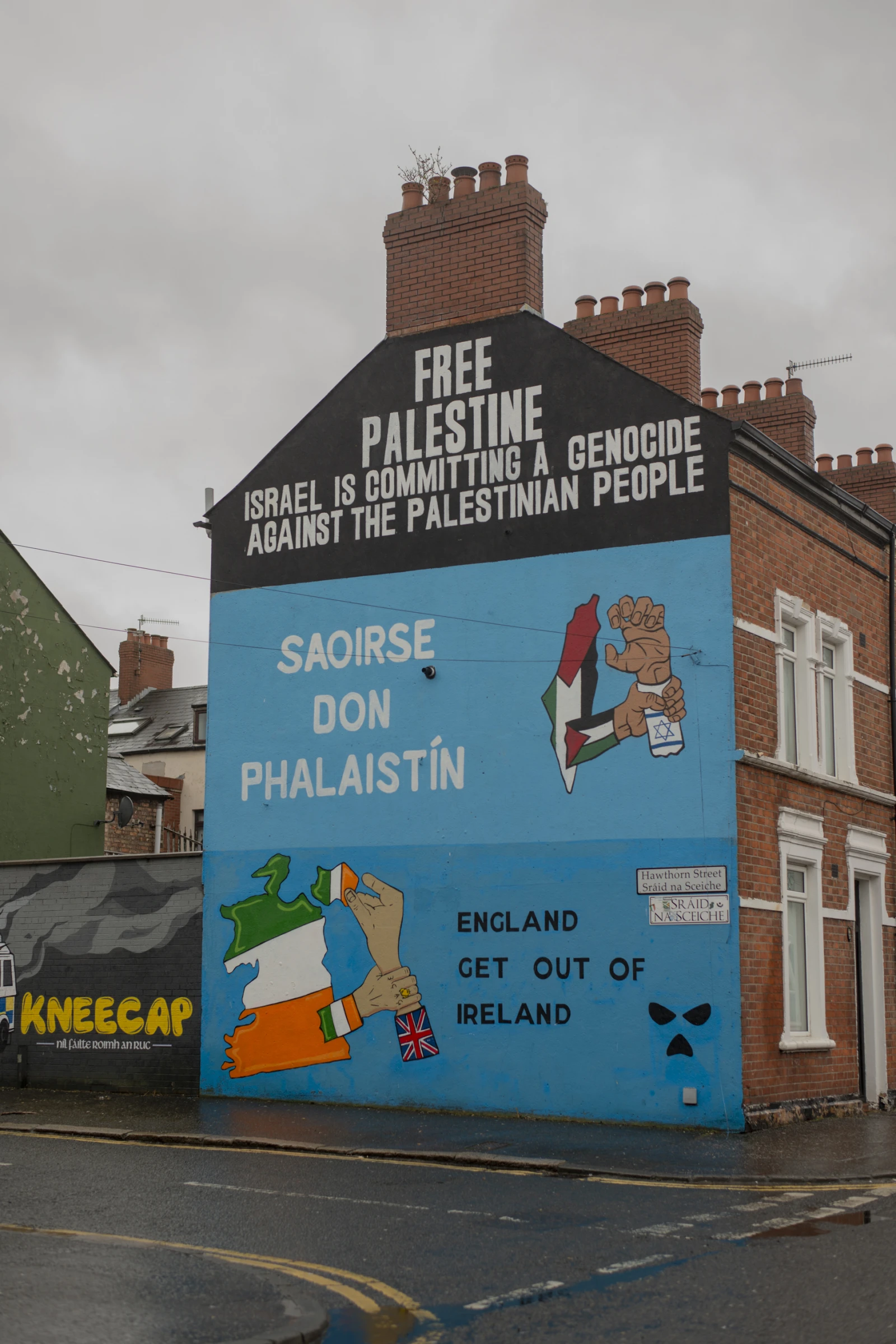 A Belfast, une fresque murale à l’initiative du groupe de rap Kneecap fait référence à la solidarité avec la Palestine. Belfast, 6 février 2026. ©SégolèneRagu